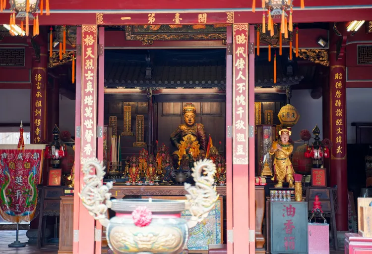 「鄭經東寧故事與在地文學走讀」文學小旅行，帶參加者一同尋訪國立臺灣文學館周邊的鄭成功祖廟。田欣雲攝