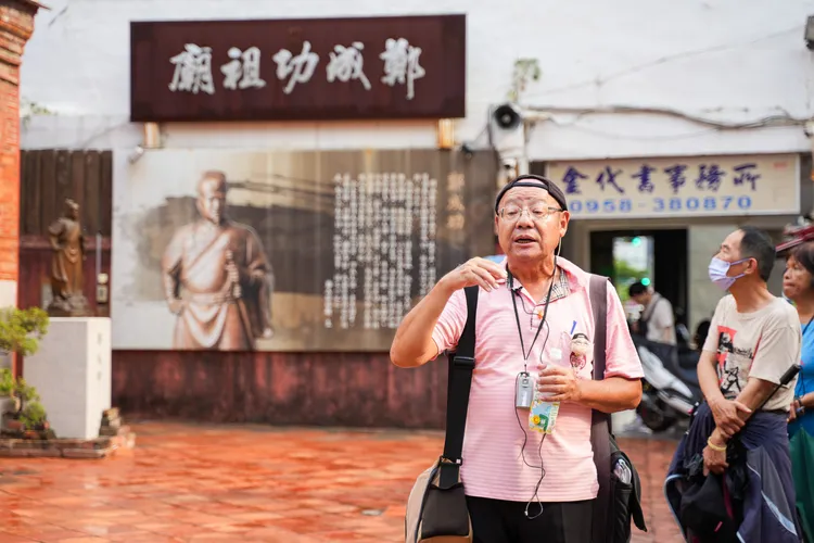 臺文館特邀文史工作者林建農，舉辦限定場次「鄭經東寧故事與在地文學走讀」文學小旅行。田欣雲攝