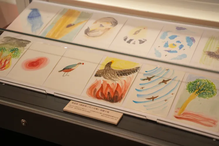 剛進入特展展室，右手邊放置著講述西拉雅族原住民故事的插畫手稿。田欣雲攝