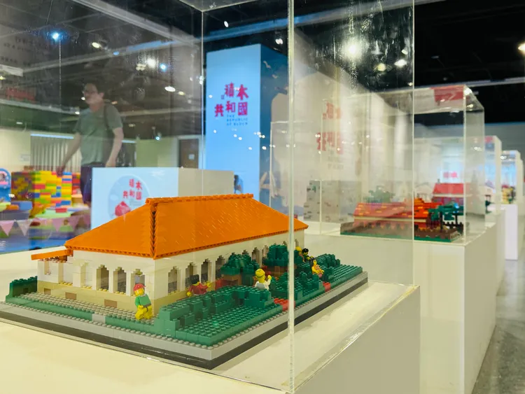 淡水古蹟博物館在積木共和國展示許多古蹟造形的積木作品，不僅小朋友喜歡，連大人都超愛來拍照。館方提供