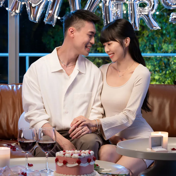 簡廷芮（右）與老公賴先生再為點睛品旗下鑽飾品牌PROMESSA曬恩愛。品牌提供