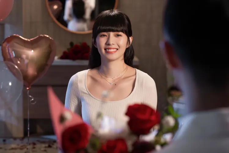 簡廷芮見到捧著玫瑰花的老公，露出甜蜜笑容。品牌提供