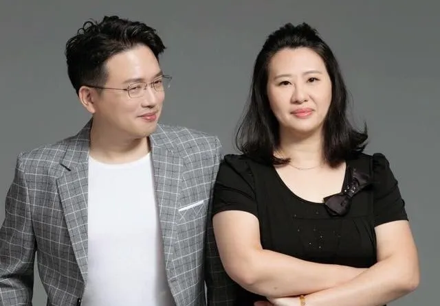 名醫江坤俊與妻子劉藺秦，從大學就認識，進而相戀組成家庭。翻攝江坤俊臉書