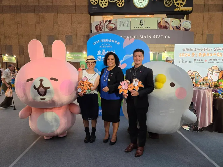 邦交國吐瓦魯國代理大使歐席拉（圖中），一同出席記者會為花蓮金針花季宣傳。李光濱攝