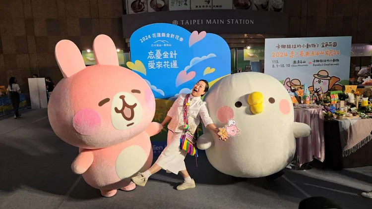 玉里赤科山今年再次取得日本卡通人物卡娜赫拉肖像授權人偶現身縣長徐榛蔚也被萌樣融化了。李光濱攝