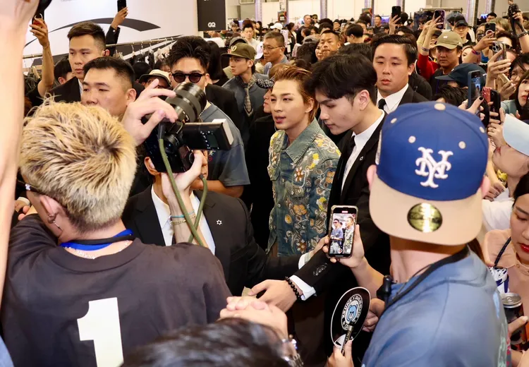 太陽被現場粉絲包圍。莊宗達攝