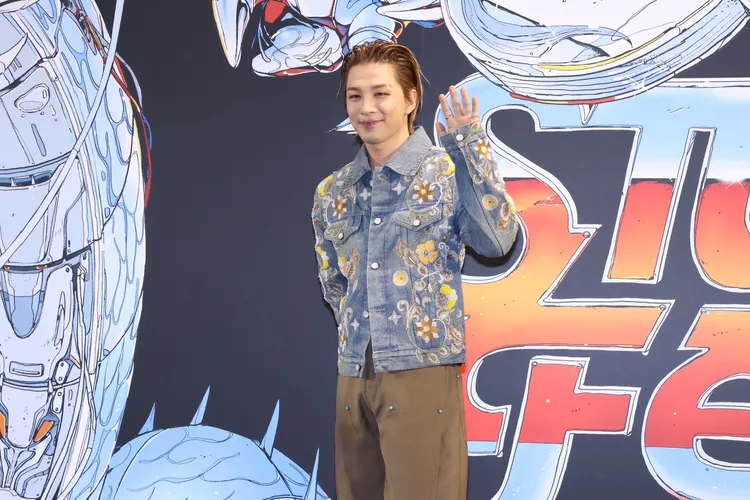 太陽穿著的LV秋冬系列單寧外套以珠珠、刺繡點綴。莊宗達攝