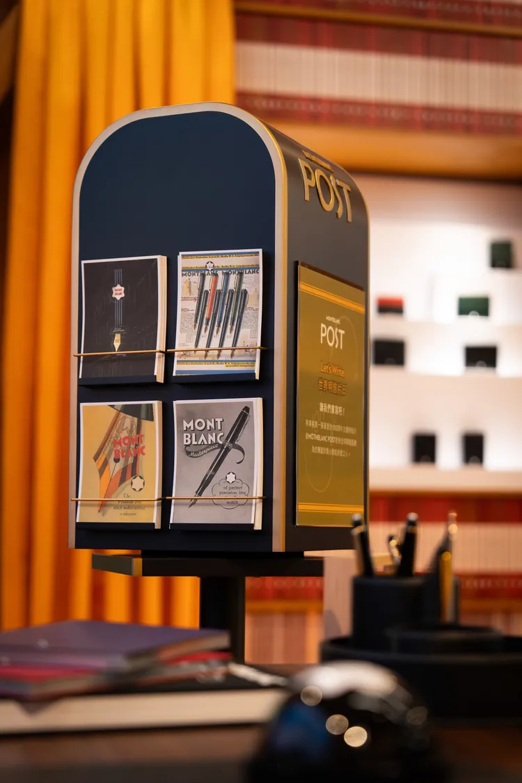 萬寶龍在活動期間提供書寫主題明信片郵寄服務。品牌提供