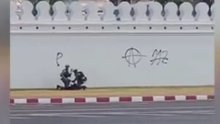 泰國男子蘇塔威在泰國皇宮建築玉佛寺外牆噴上反政府符號和數字112，並且劃線槓掉該數字。路透社