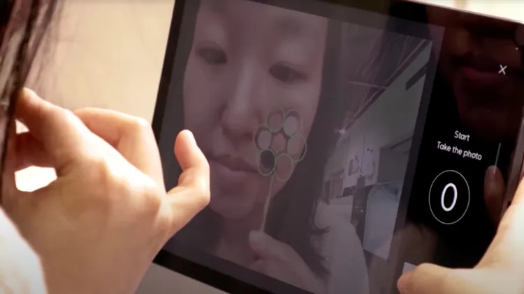 女性顧客使用與電腦連結的裝置來檢測皮膚，結束後AI將會提供膚質報告並推薦最適合膚色的化妝品。路透社