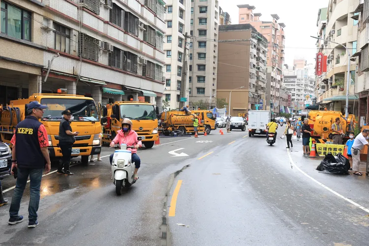 高雄市長陳其邁呼籲民眾重建家園同時，也替第一線工作人員加油打氣。高雄市政府提供