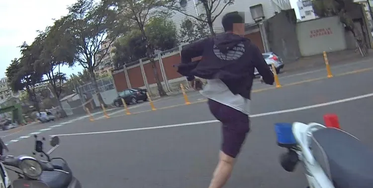 于男假裝要抽菸壓驚，拔腿狂奔。警方提供