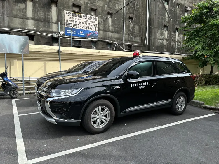 士林地檢署偵防車已抵板殯，卻遲未見到唐治平現身。特勤中心攝