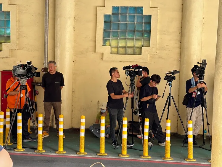 現場媒體苦候1個小時，遲未見到唐治平現身。曾佳俊攝