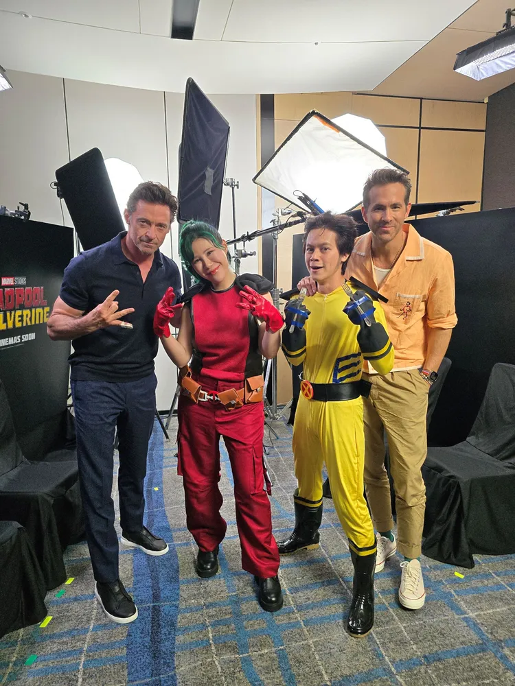 休傑克曼（左起）、丹妮婊姐、How How和萊恩雷諾斯合影。漫威影業提供