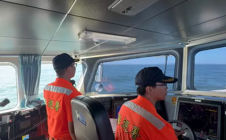 海巡人員廣播驅離。海巡署提供