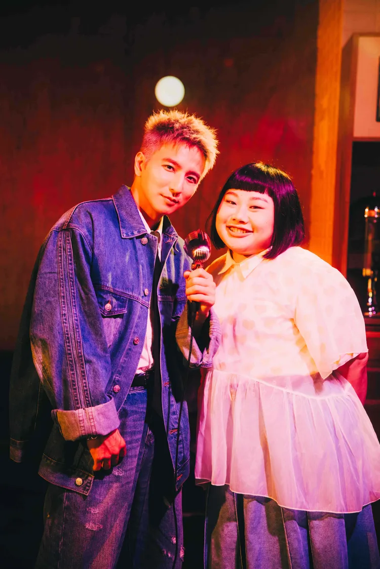 楊奇煜與棉花糖女孩開心合影。猿聲串動提供