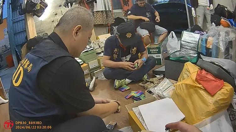 警方攻堅地下舞廳，查獲大批毒品。翻攝畫面