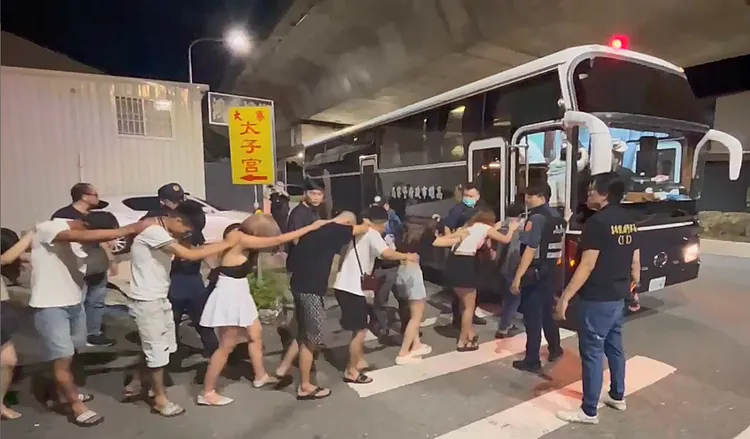 警方攻堅地下舞廳，現場總計查獲73人。翻攝畫面