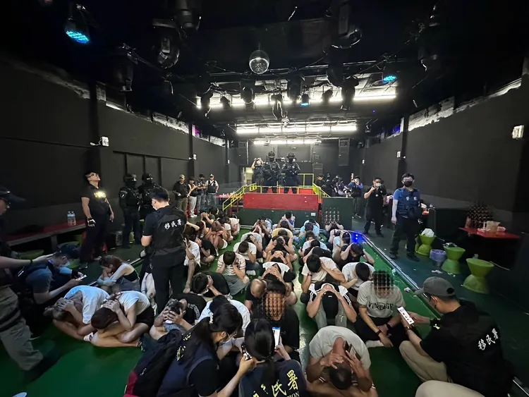 警方攻堅地下舞廳，現場總計查獲73人。翻攝畫面