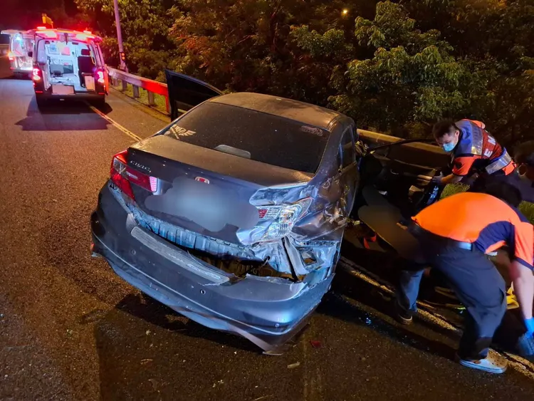 楊姓女乘客救出時已經明顯死亡。民眾提供