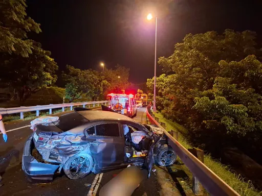 國3東山服務區死亡車禍!男剛轉進匝道就自撞護欄 疑車速過快釀女乘客身亡