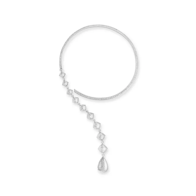 Goutte問號項鍊背面有訂製切割水晶、密鑲鑽石點綴。品牌提供