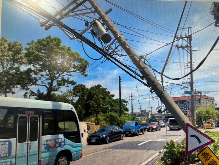 電桿遭大貨車撞斷傾斜。楊梅警分局提供