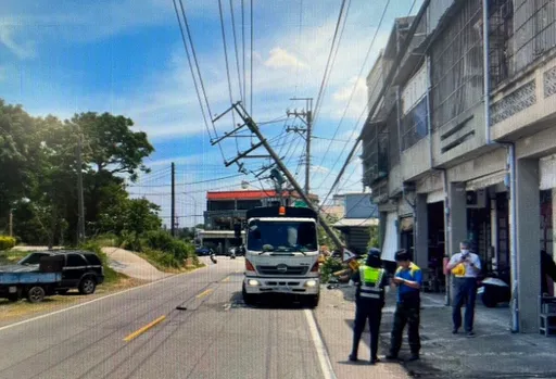 真的不能怪台電!桃園逾800戶停電6小時 大貨車轉彎不慎撞斷電桿釀禍