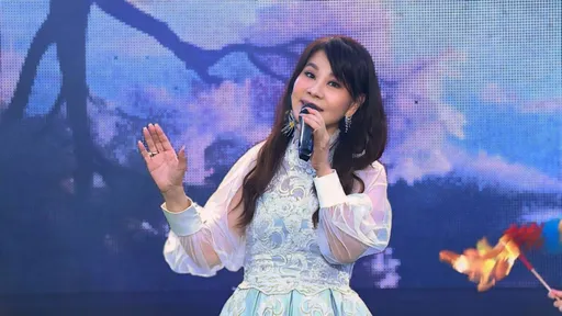 《超級夜總會》慶龍千玉出道40週年 見「貴人」驚喜現身淚灑舞台