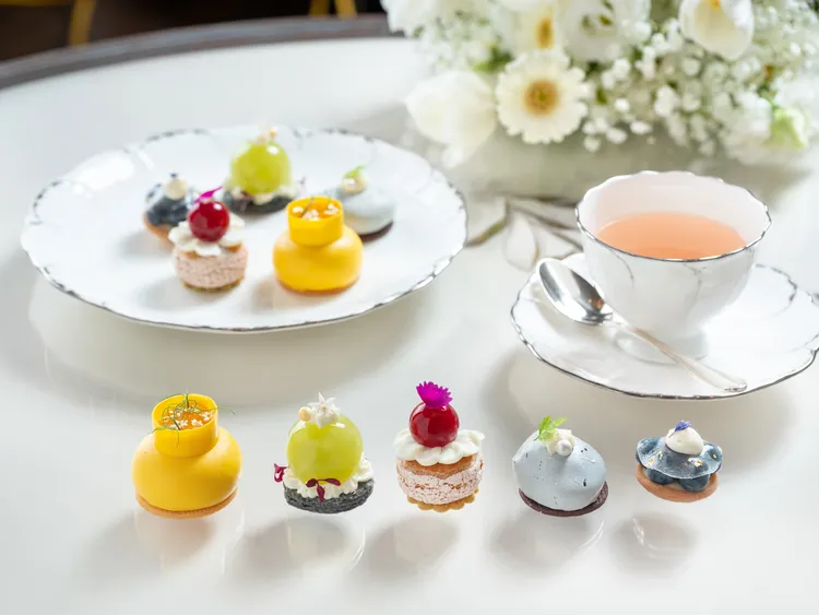 行政西點主廚趙崇曦 (Kevin Chiu) 延伸具有放鬆與沉靜能量的芳療香氣，以馬鞭草、迷迭香、玫瑰花與薰衣草等香草為元素，搭配以季節新鮮果物，精心打造一系列清爽健康的各式精緻美點。業者提供