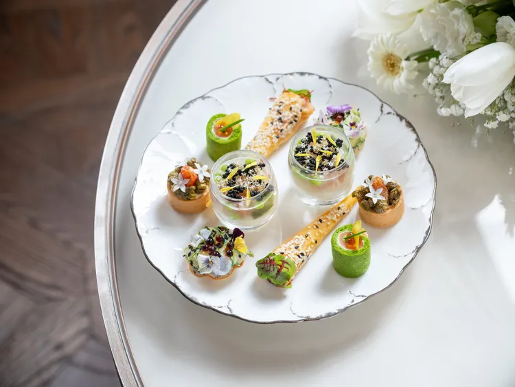 三層英式下午茶的鹹點「魚子醬檸香干貝鮮筍杯」、「醋珍珠蘆筍乳酪塔」、「煙燻鮭魚親子三明治」、「酸豆泡菜鮮雞慕斯」、「地瓜豬肉燉菜佐帕瑪森乾酪」。在青隅享受夏意盎然的午茶，最適合與摯愛好友一同歡度美好午後時光。業者提供