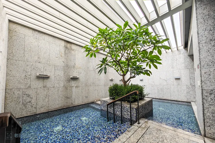 大浴場「潔風呂」半露天浴池。田欣雲攝