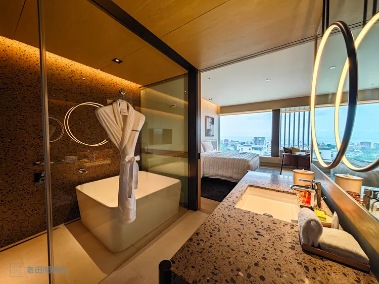 經典房型面積約14坪，浴室配置了少見的方形浴缸。田欣雲攝