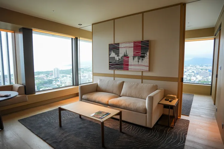 花蓮艾美客房、套房內妝點原民風牆飾，呼應在地文化。田欣雲攝