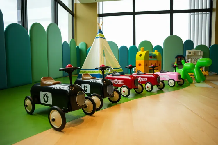 兒童俱樂部提供滑步車等玩具。田欣雲攝