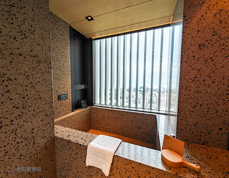 溫泉房型的浴室設計走日式風格，並提供寬敞的泡湯池。田欣雲攝