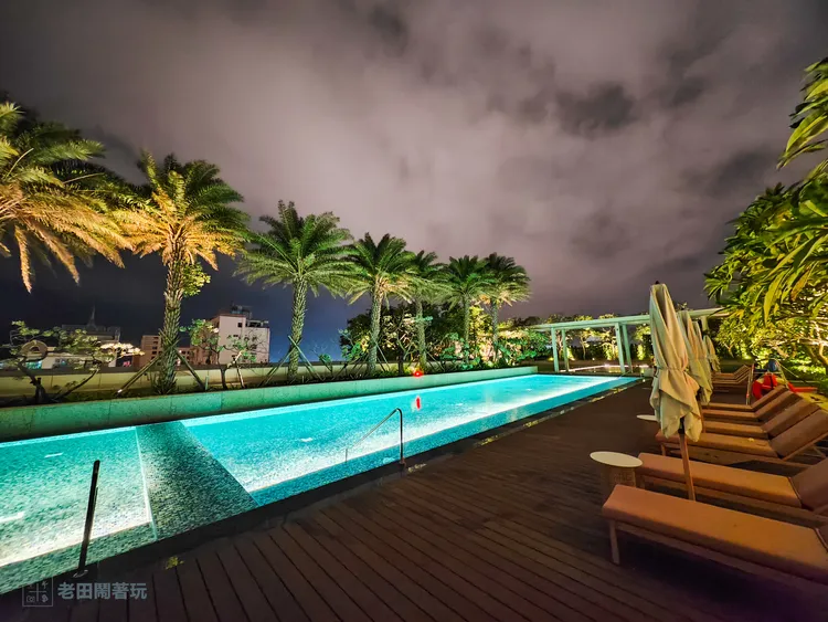 戶外泳池入夜後亮起燈光，環境顯露一種神秘而放鬆的度假氣氛。田欣雲攝