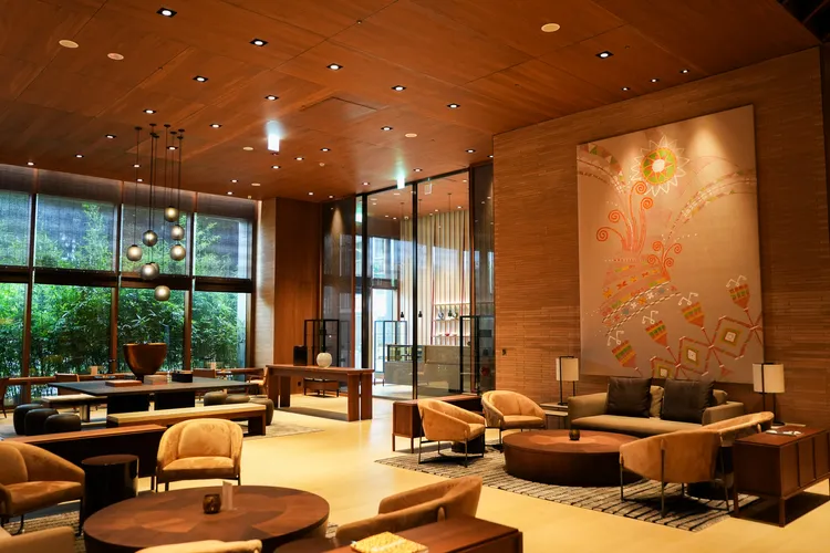 大廳點綴原住民圖紋織品等裝飾元素。田欣雲攝