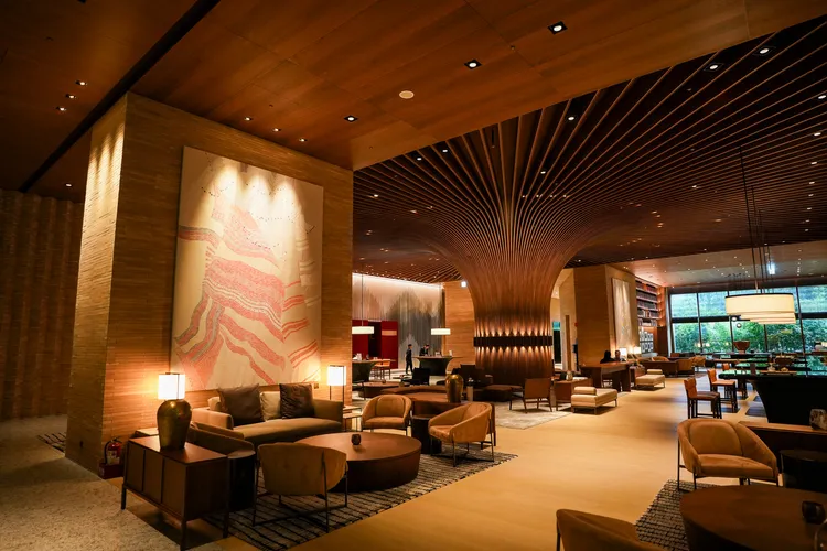 整座空間設計走木質色調，搭配木製家具、皮革座椅和專業調香，給人一種沉穩又時尚的視覺、嗅覺享受。田欣雲攝