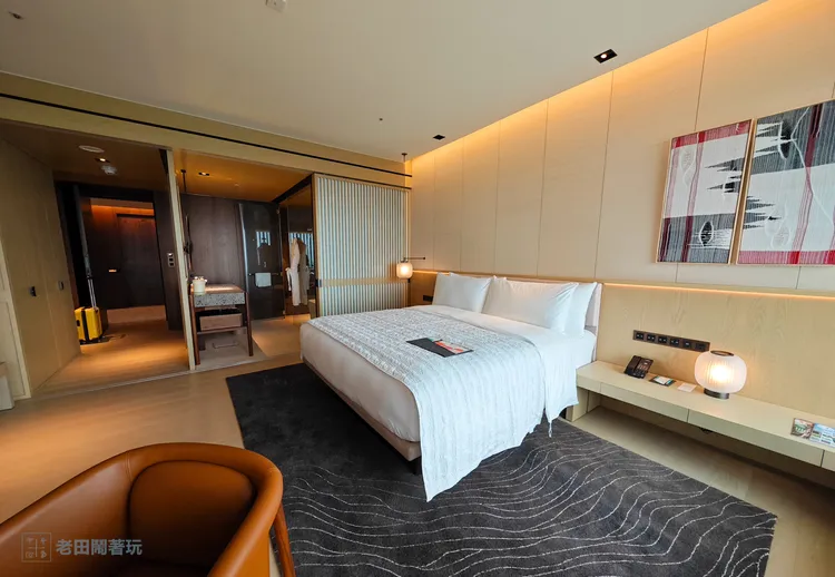 床墊使用了獨立筒席夢思，襯上細緻紋路的純白床罩。田欣雲攝