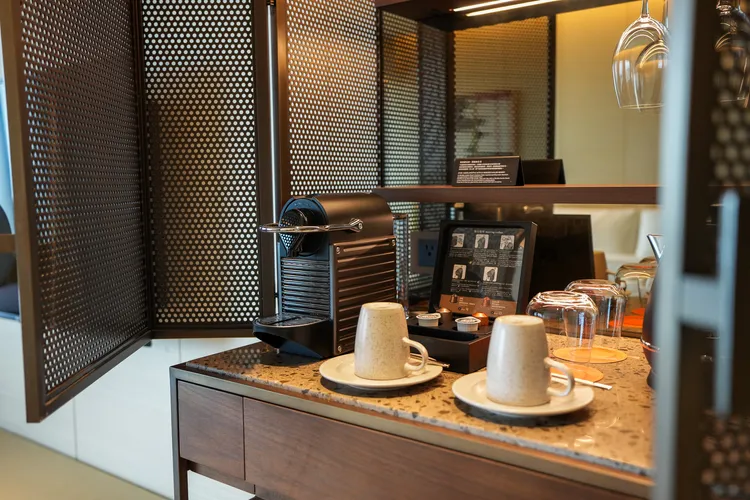 鏤空金屬櫃裡，配備了Nespresso膠囊咖啡機和義大利De'Longhi熱水壺。田欣雲攝