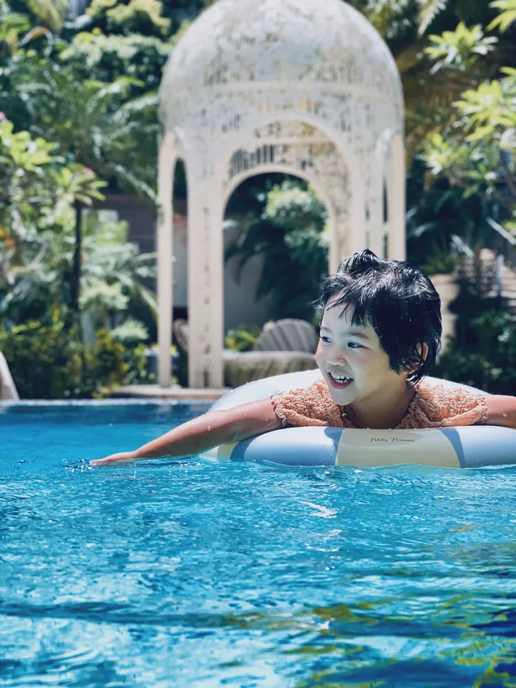 入住期間可在最具歐式庭園風情的戶外泳池參與游泳課，共度親子悠閒同樂時光。業者提供