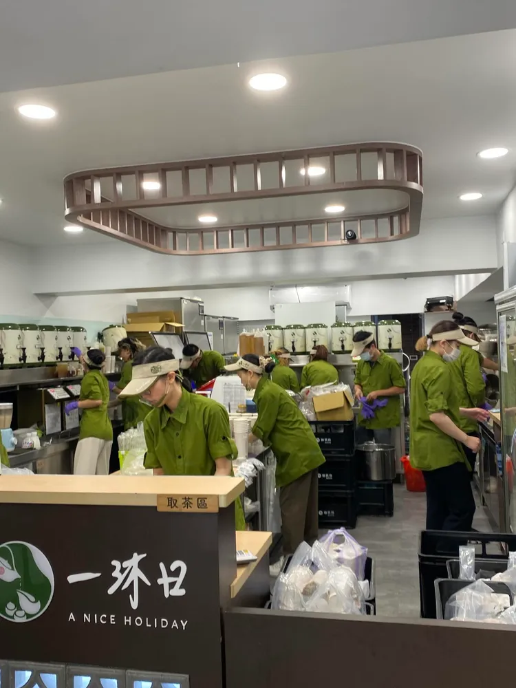 一沐日門市一次擠滿14名員工在內場做飲料。翻攝Threads