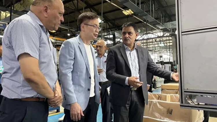 黃志芳參訪印度Talbros公司。中央社
