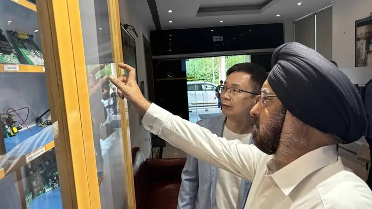 黃志芳參訪印度Syrma SGS公司。中央社
