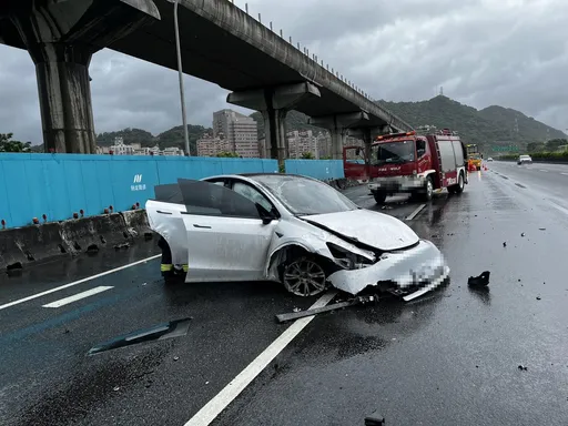 特斯拉国道「水漂效应」自撞翻覆　零件散落轮胎喷飞！驾驶伤势曝光