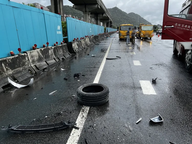 特斯拉的輪胎噴飛。警方提供