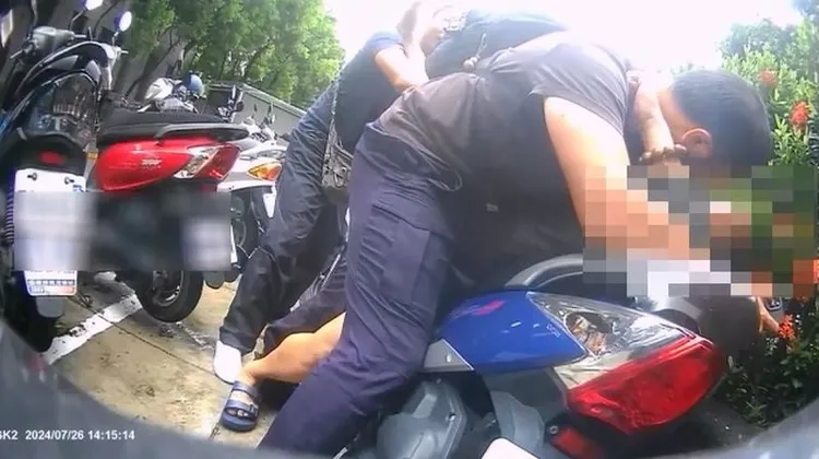 警方合力逮捕黃嫌。民眾提供