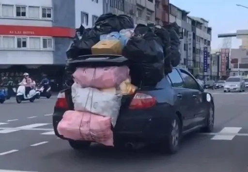 台中小客車綁滿雜物趴趴走 警依監視器舉發!最重罰1.98萬